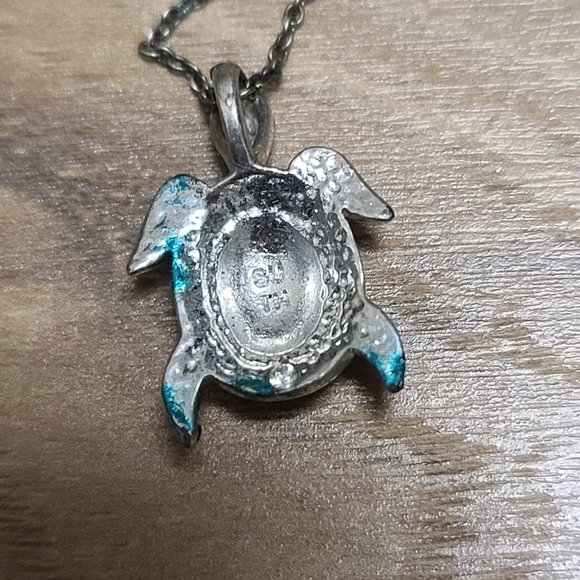 Dainty Green rhinestone turtle necklace - Picture 5 of 10
